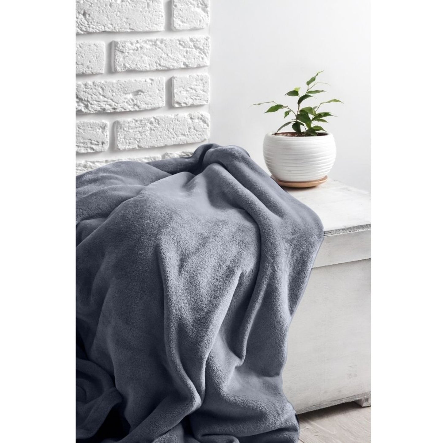 Cozy Single Polyester Fleece Throw Blanket - Machine Washable - 200 GSM - 130x170cm